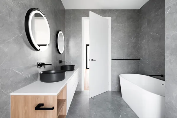 5 Idee per Ristrutturare un Bagno Piccolo a Roma (e farlo sembrare grande)